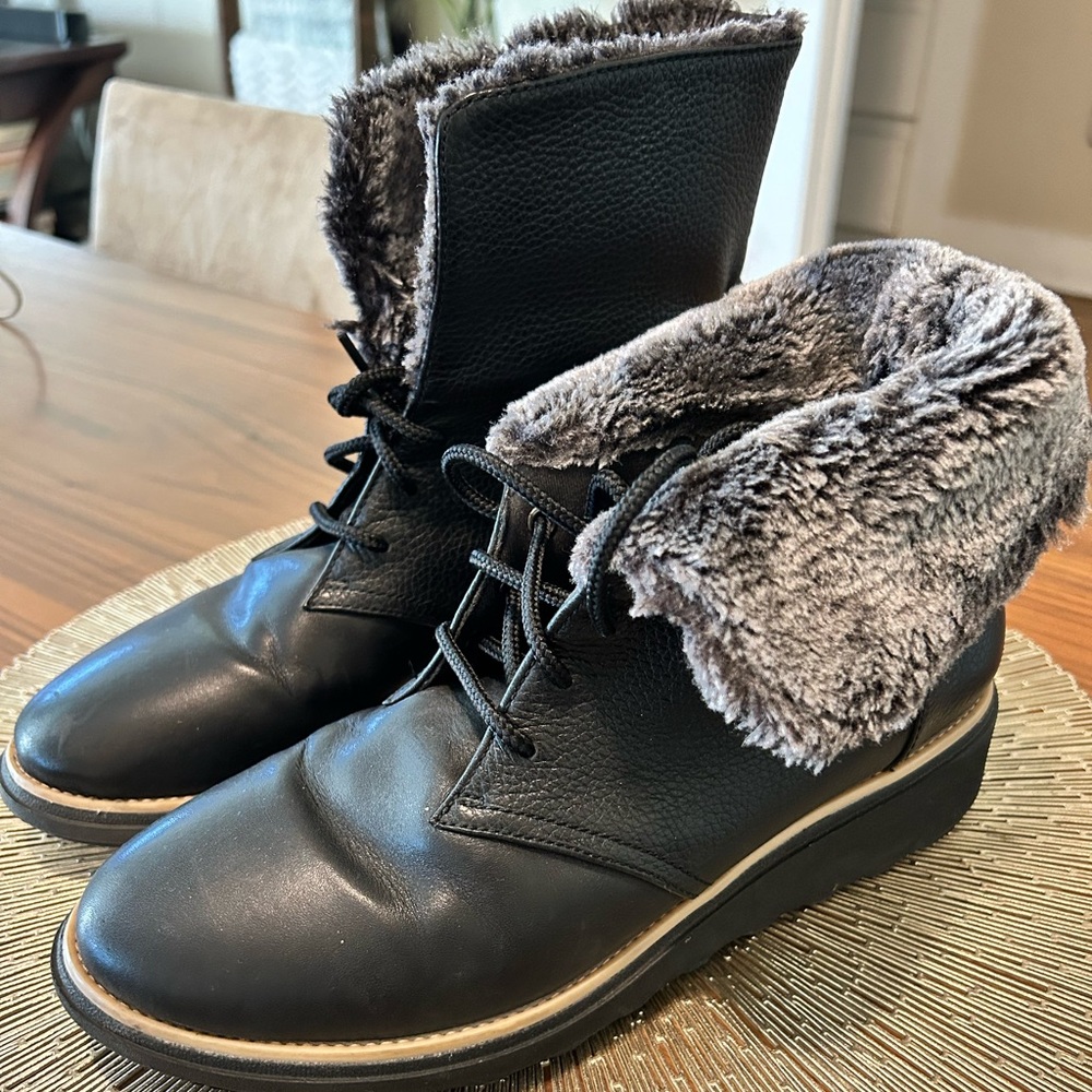 Clarks black leather faux fur lace up winter boots shoes women's size 8.5
